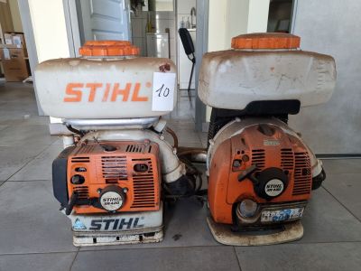 deux machines posées à même le sol