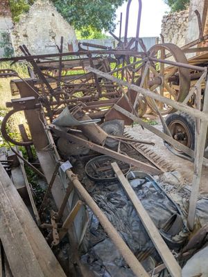 un tas de vieilleries qui traîne par terre