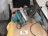 un grand nombre d'outils posés sur une table