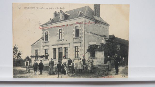 Domeyrot : La Mairie et les Écoles (HM 637). À droite : le « Caïf...