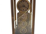 une horloge exposée dans une vitrine