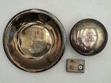 une image représentant une assiette en argent et un petit objet métallique