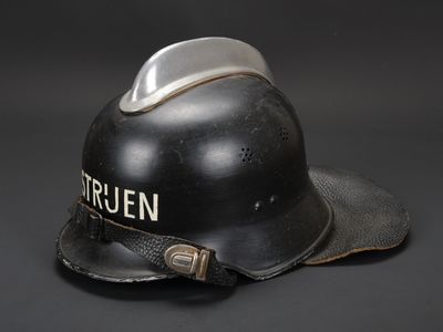 un casque noir sur lequel est inscrit le mot « trufen »