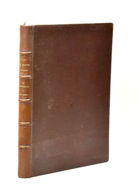 un vieux livre brun posé sur une surface blanche