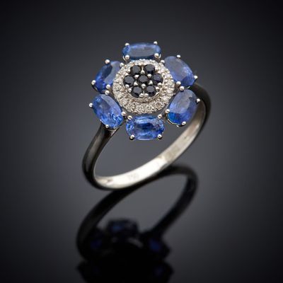 une bague en forme de fleur sertie d'un saphir bleu et de diamants
