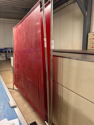 une cloison rouge au milieu d'une pièce