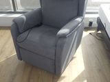un fauteuil inclinable dans un coin de la pièce, à côté d'un lit