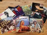 beaucoup de disques vinyles par terre