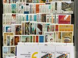 une photo d'une collection de timbres accrochée au mur