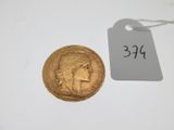 une pièce d'or sur laquelle est posée une étiquette de prix