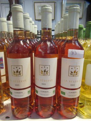 plusieurs bouteilles de vin sont alignées sur une table