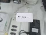 une vitrine en verre contenant de nombreux appareils électroniques