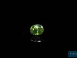 une tourmaline verte sur fond noir