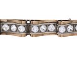 une image montrant un gros plan d'un bracelet sur fond blanc
