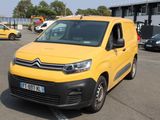 une camionnette jaune garée dans un parking