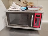 un micro-ondes posé sur un comptoir dans une cuisine