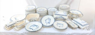 un grand nombre d'assiettes posées sur une table
