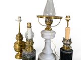 tout un tas de lampes de différents types sur la table