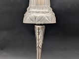 une photo d'une lampe de table munie d'un abat-jour en verre
