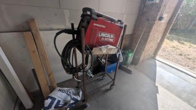 une photo d'un garage avec des outils et du matériel