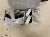 une paire de chaussures et un casque audio par terre