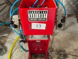 une machine rouge posée sur un sol carrelé