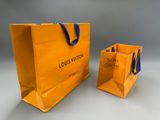 deux sacs Louis Vuitton avec des anses bleues