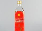 une image représentant une bouteille de whisky Jameson posée sur une surface blanche