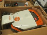 une boîte contenant un aspirateur et un chargeur