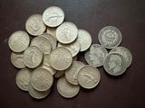 un tas de pièces d'argent sur une table