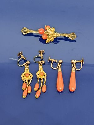 trois paires de boucles d'oreilles dorées et corail, ainsi qu'une paire de boucles d'oreilles