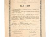 un gros plan d'un document comportant une bordure noire