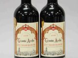 deux bouteilles de vin rouge posées l'une à côté de l'autre sur une table
