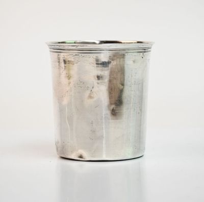 une coupe en argent posée sur une table