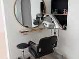 une chaise et un miroir dans un coin de la pièce