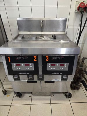 une photo d'une cuisine professionnelle équipée de deux éviers et d'un plan de travail