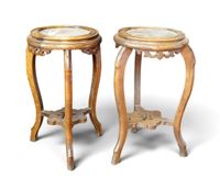Paire de SELLETTES tripodes en bois sculpté, le dessus de ma…