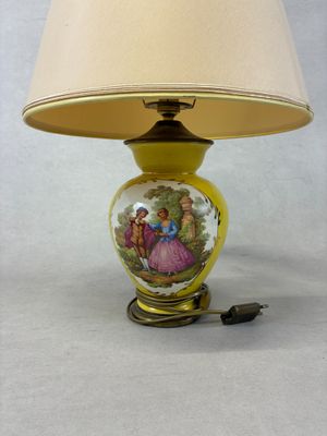 une lampe sur laquelle est représentée une femme