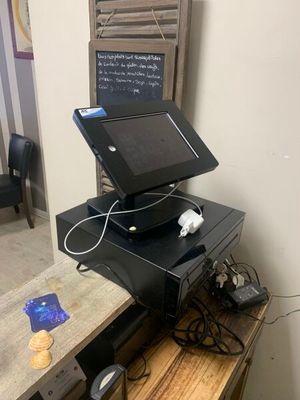 deux ordinateurs posés l'un sur l'autre sur un bureau