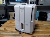 un purificateur d'air blanc posé sur une table en bois