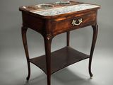 une vieille table en bois avec un plateau en marbre sur fond gris