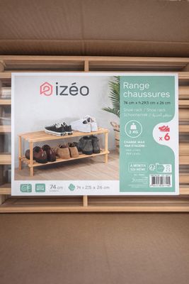 une boîte en carton contenant un range-chaussures