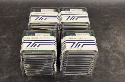 une pile de CD empilés les uns sur les autres sur une table