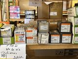 de nombreux paquets de cigarettes sur une étagère dans un magasin