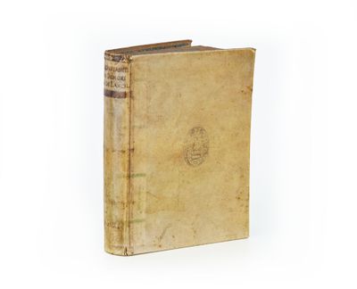 un vieux livre posé sur une surface blanche