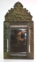 Petit miroir à parecloses en laiton repoussé