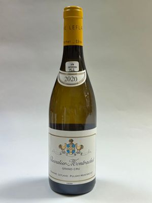 une bouteille de vin posée sur une table