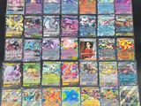 Une grande collection de cartes Pokémon est exposée sur une table.