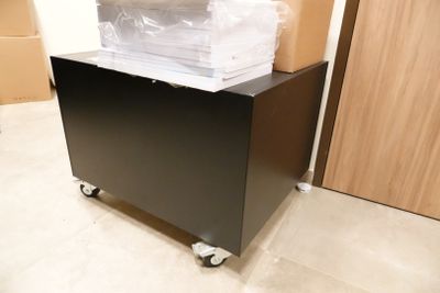 une pile de cartons sur un chariot dans une pièce