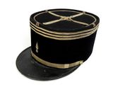 un chapeau noir orné d'un ruban doré